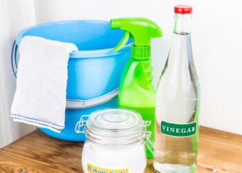 O truque caseiro com vinagre e bicarbonato limpa o banheiro em minutos e reduz o gasto com produtos