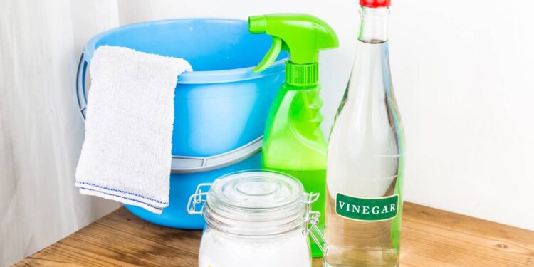 O truque caseiro com vinagre e bicarbonato limpa o banheiro em minutos e reduz o gasto com produtos