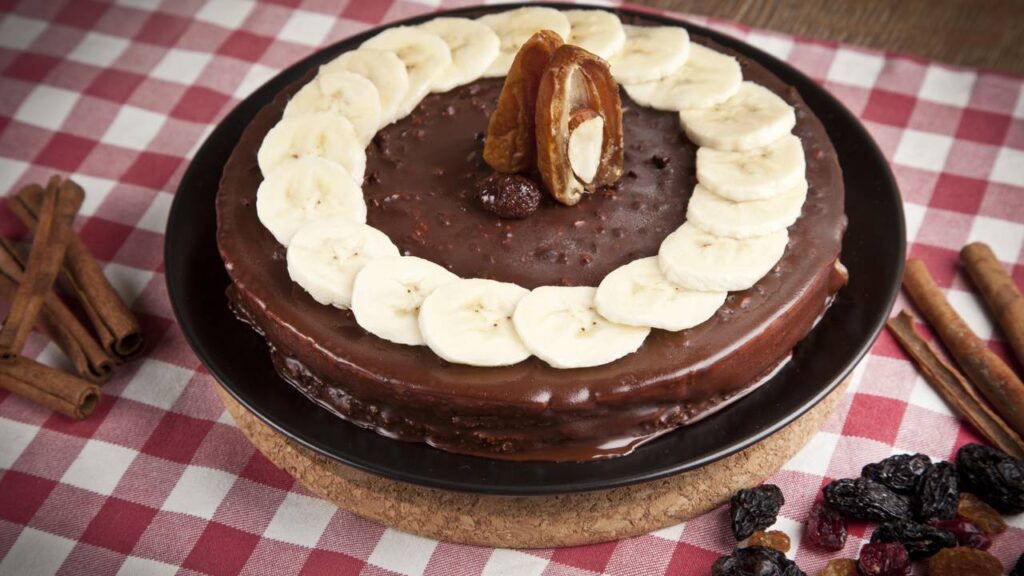 Faça um bolo de banana com cobertura de chocolate no micro-ondas em 5 minutos