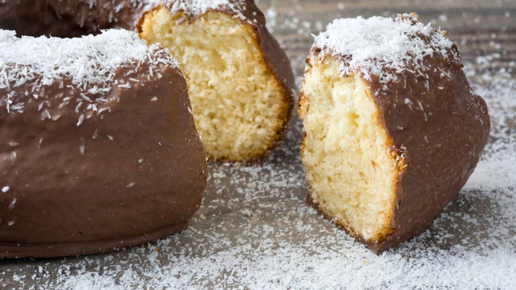 Feita no liquidificador, essa sobremesa gelada de coco com chocolate é prática, cremosa e irresistível