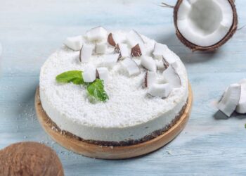 Esse bolo de Ano Novo com coco, frutas e cobertura branca representa prosperidade, paz e renovação na ceia