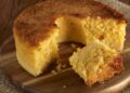 Faça um fofinho bolo de fubá em menos de 23 minutos com ingredientes que você tem na cozinha