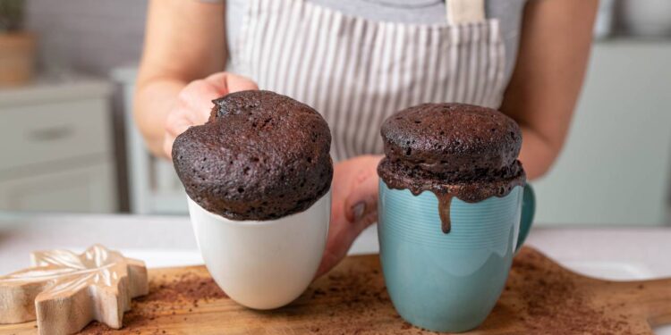 Bolo de caneca fofinho: aprenda a fazer essa receita rápida no micro-ondas