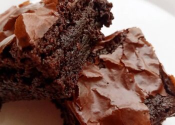 O bolo molhadinho com dois ingredientes que conquista corações