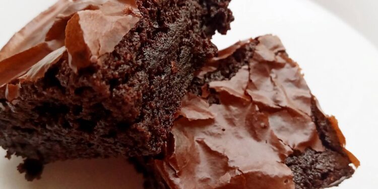 O bolo molhadinho com dois ingredientes que conquista corações