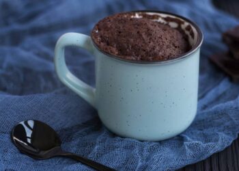Essa receita de brownie de caneca fica pronta em 1 minuto no micro-ondas
