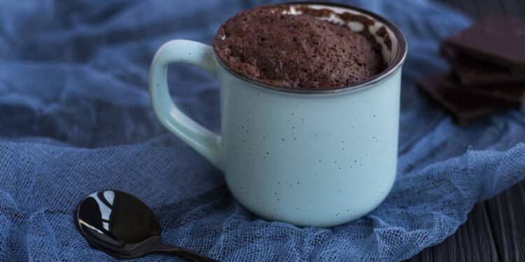 Essa receita de brownie de caneca fica pronta em 1 minuto no micro-ondas