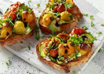 bruschetta de abobrinha servida em prato