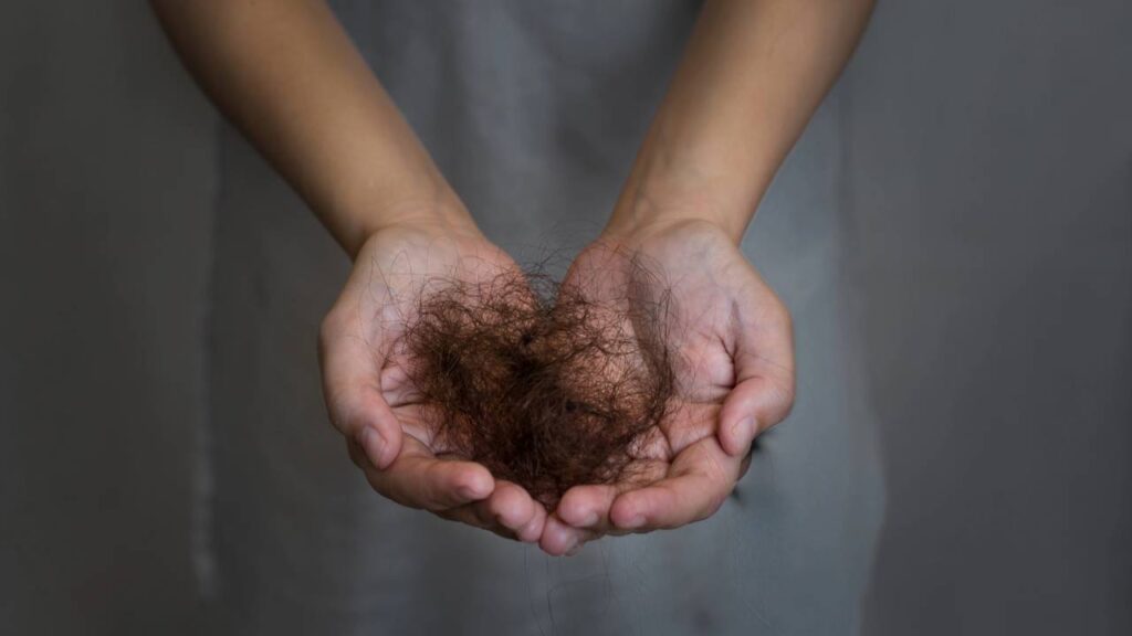 Com essas dicas seu cabelo vai parar de cair em menos de 60 dias