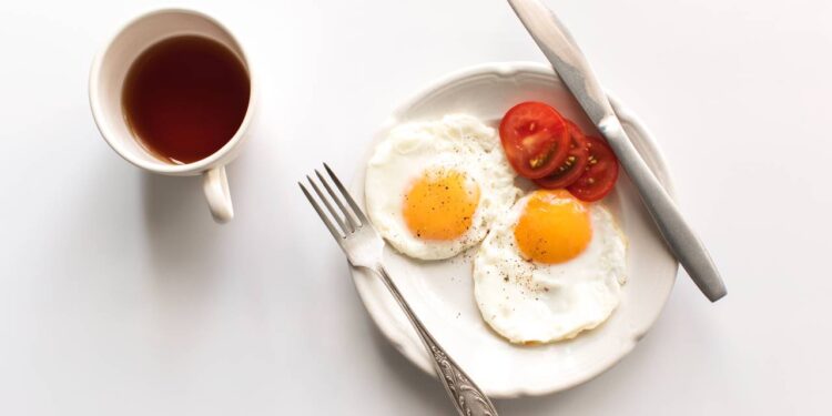 Duas receitas rápidas, saudáveis e baratas com ovo que vão transformar seu café da manhã