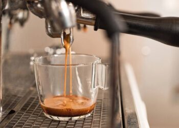 Por que sentimos dor de cabeça ao ficar sem café, segundo especialista