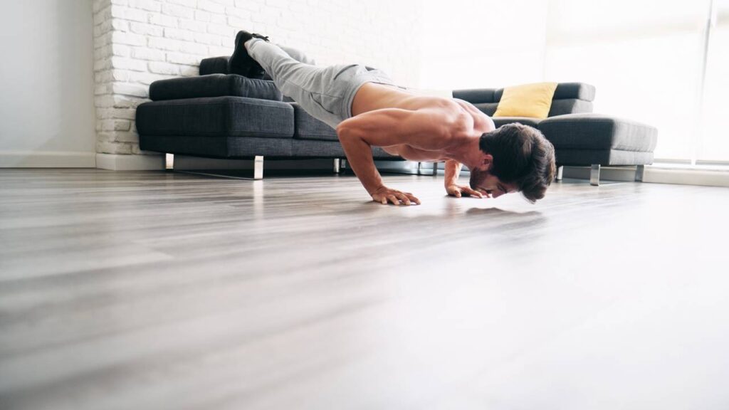 Exercícios caseiros de calistenia para ganhar força sem academia