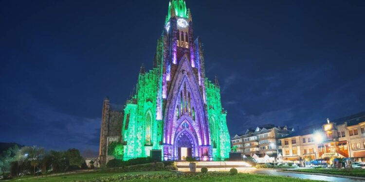 A cidade da Serra Gaúcha que levou 34 anos para esculpir uma catedral em pedra basáltica e atrai 2,5 milhões de turistas por ano