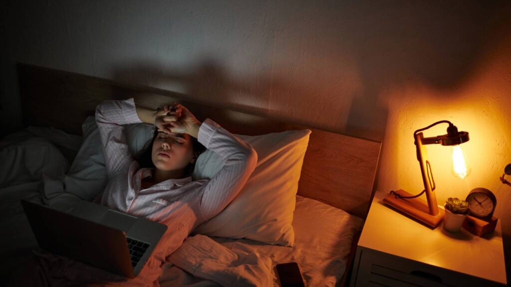 O que significa sentir cansaço mesmo após uma boa noite de sono, segundo especialista