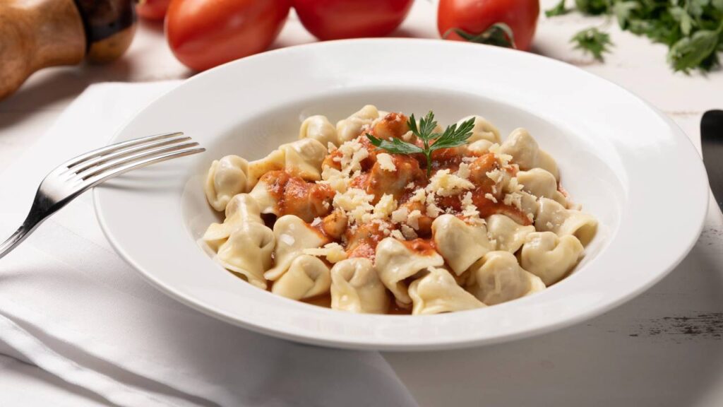 Essa receita de capeletti de carne é rápida, cheia de sabor e tem um truque com queijo maravilhoso