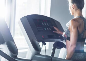 mulher na esteira da academia