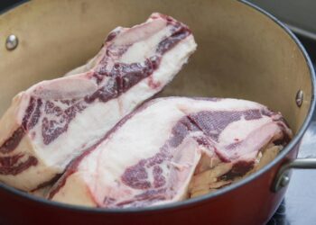 Sem descongelar fora, nem direto no fogo: como descongelar carnes corretamente