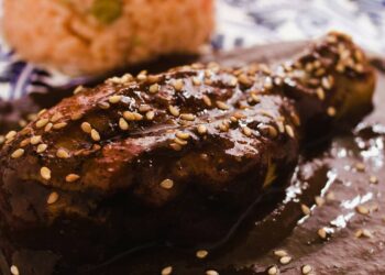 O truque com tempero asiático que amacia carne dura sem esforço nenhum