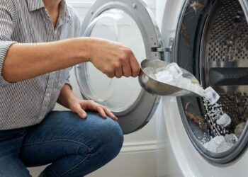 Nem amaciante, nem vinagre: gelo + sal grosso que solta pelo de roupa preso na máquina