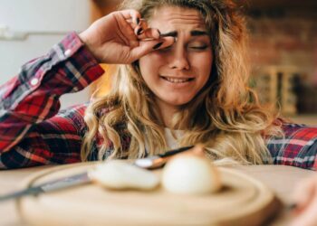 Nem cebola chorando, nem faca cara: os truques simples e ignorados para cortar cebola sem derramar uma lágrima