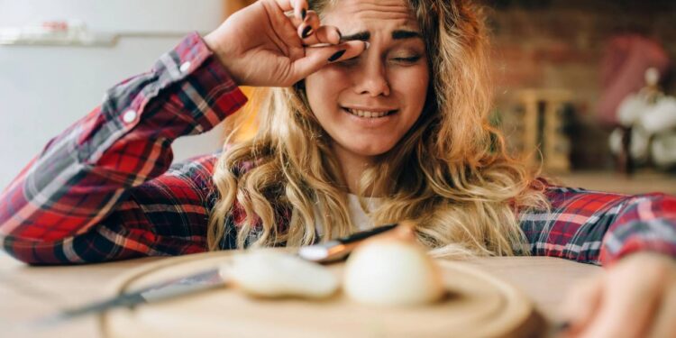 Nem cebola chorando, nem faca cara: os truques simples e ignorados para cortar cebola sem derramar uma lágrima