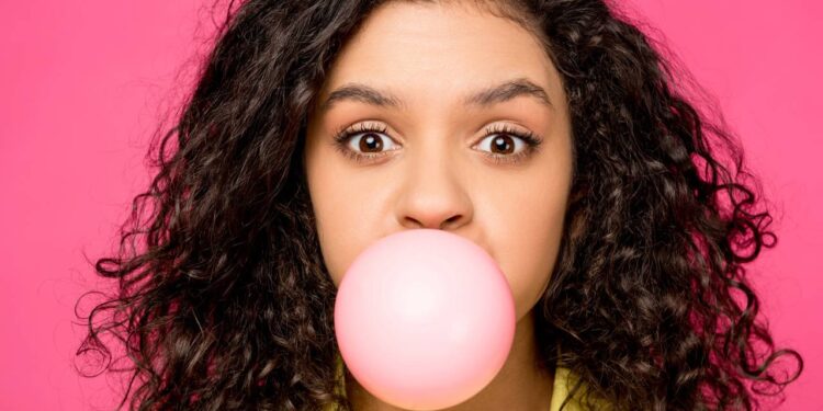 Este truque vai tirar os chicletes grudados nas roupas sem nenhum esforço