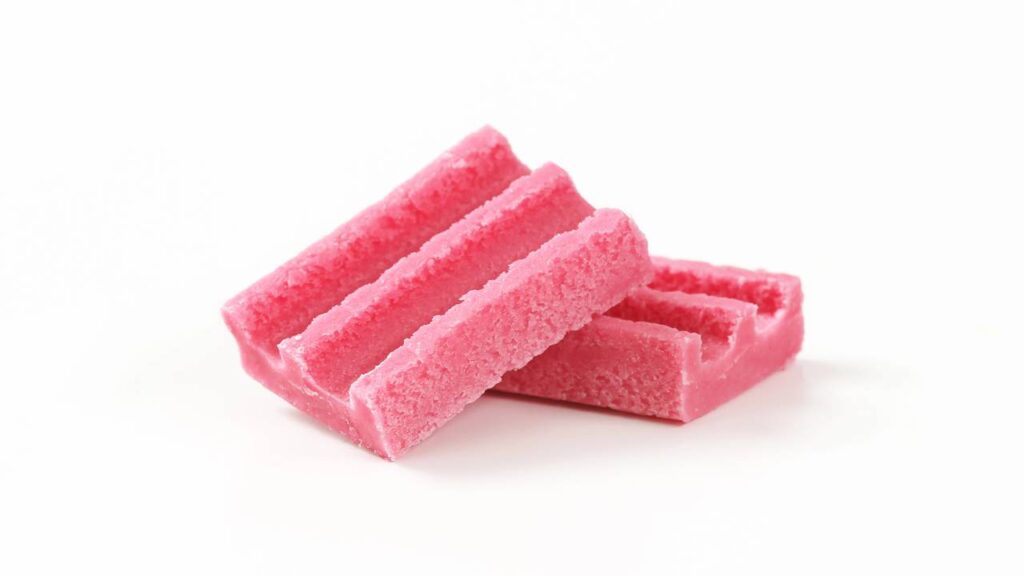 Este truque vai tirar os chicletes grudados nas roupas sem nenhum esforço