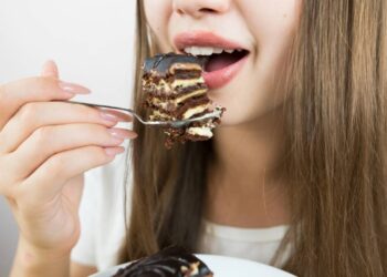 Sem forno e sem tempo: o bolo mais fácil do momento