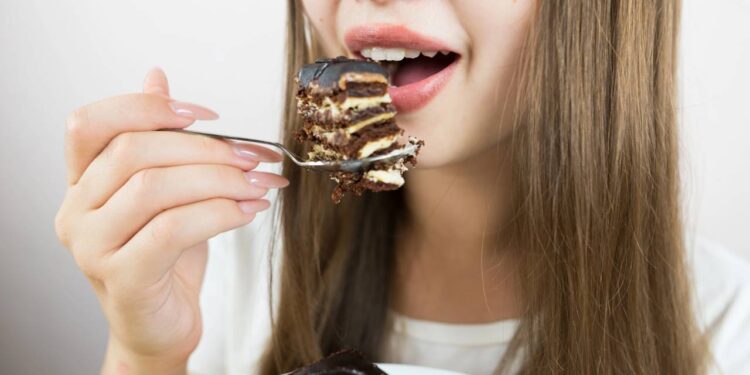 Sem forno e sem tempo: o bolo mais fácil do momento