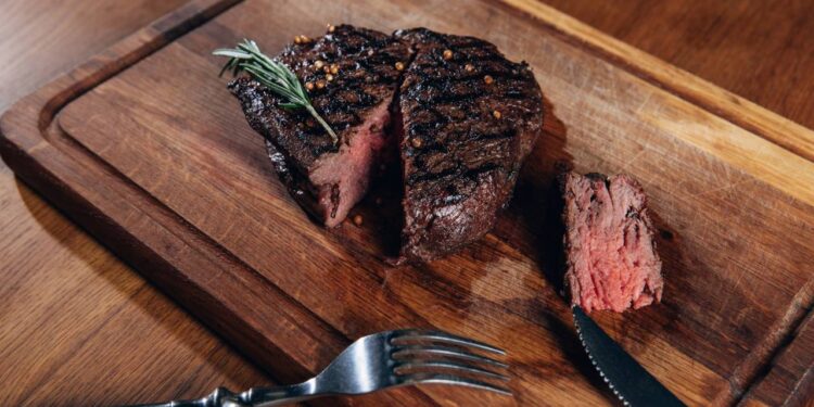 O segredo dos chefs para deixar qualquer carne macia e deliciosa