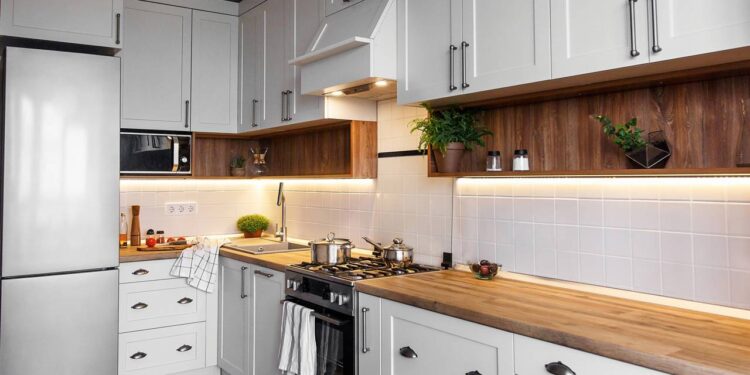 Erros fatais na cozinha vão de rodapé sem recuo à iluminação ruim e afetam postura, conforto e praticidade