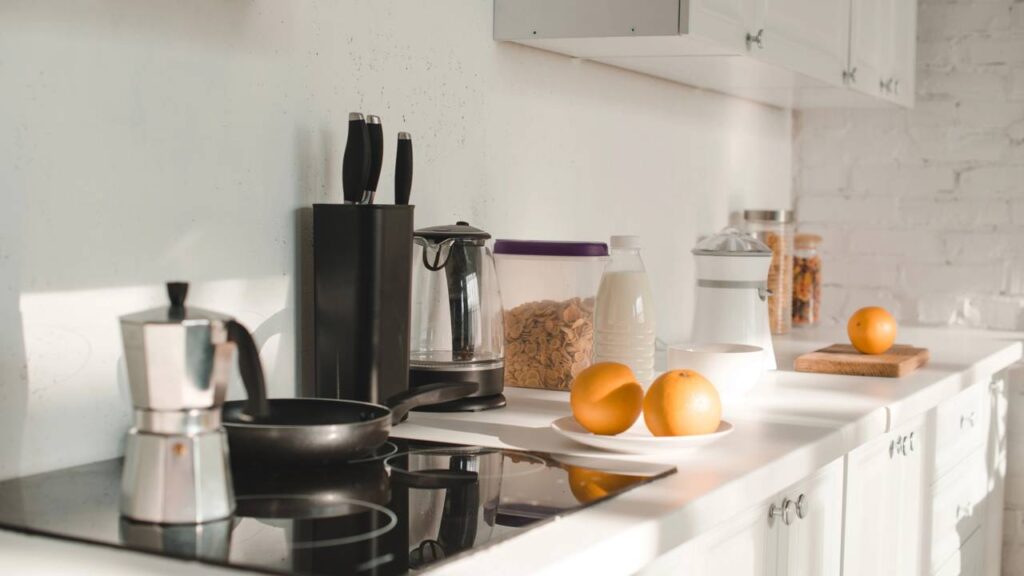 Erros fatais na cozinha vão de rodapé sem recuo à iluminação ruim e afetam postura, conforto e praticidade