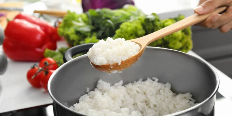 Transforme seu arroz grudado em um prato irresistível com este truque