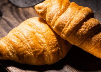 Faça croissants folhados e crocantes que surpreendem qualquer café da manhã