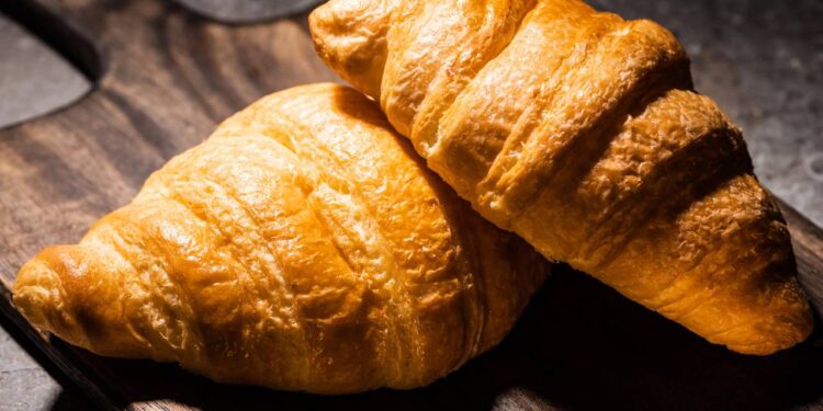 Faça croissants folhados e crocantes que surpreendem qualquer café da manhã