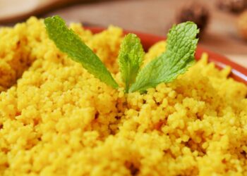 Como fazer cuscuz fofo e rápido no micro-ondas usando manteiga e poucos ingredientes, perfeito para rotina corrida