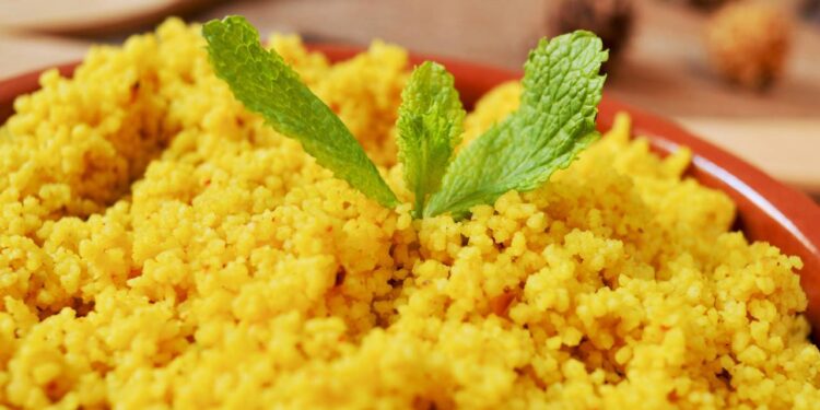 Como fazer cuscuz fofo e rápido no micro-ondas usando manteiga e poucos ingredientes, perfeito para rotina corrida