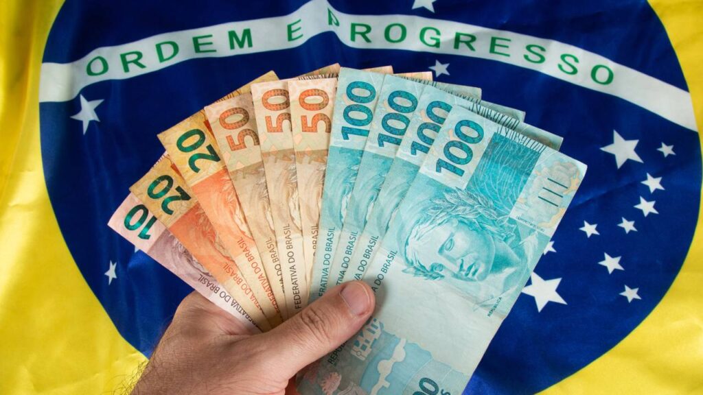 Brasileiros terão aumento do salário mínimo em janeiro de 2026, saiba o valor