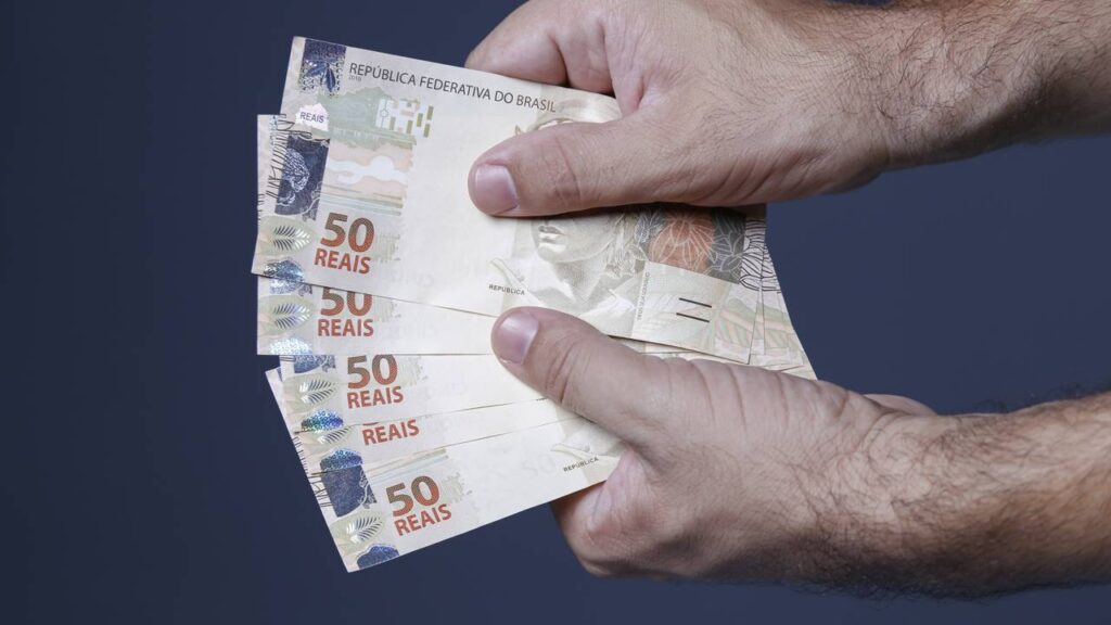 Aposentados comemoram aumento do salário mínimo e revisão de benefícios