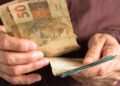 Famílias com renda de até meio salário mínimo tem prioridade para receber valores