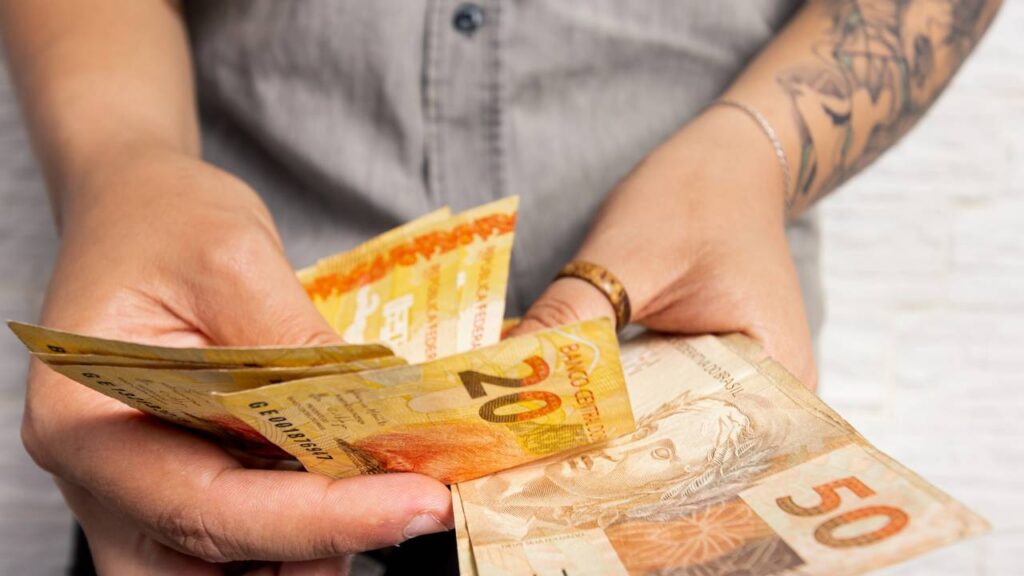 Famílias com renda de até meio salário mínimo tem prioridade para receber valores