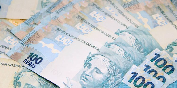 Salário mínimo de R$ 2.057 em 2026 segundo resolução em vigor em 1º de janeiro