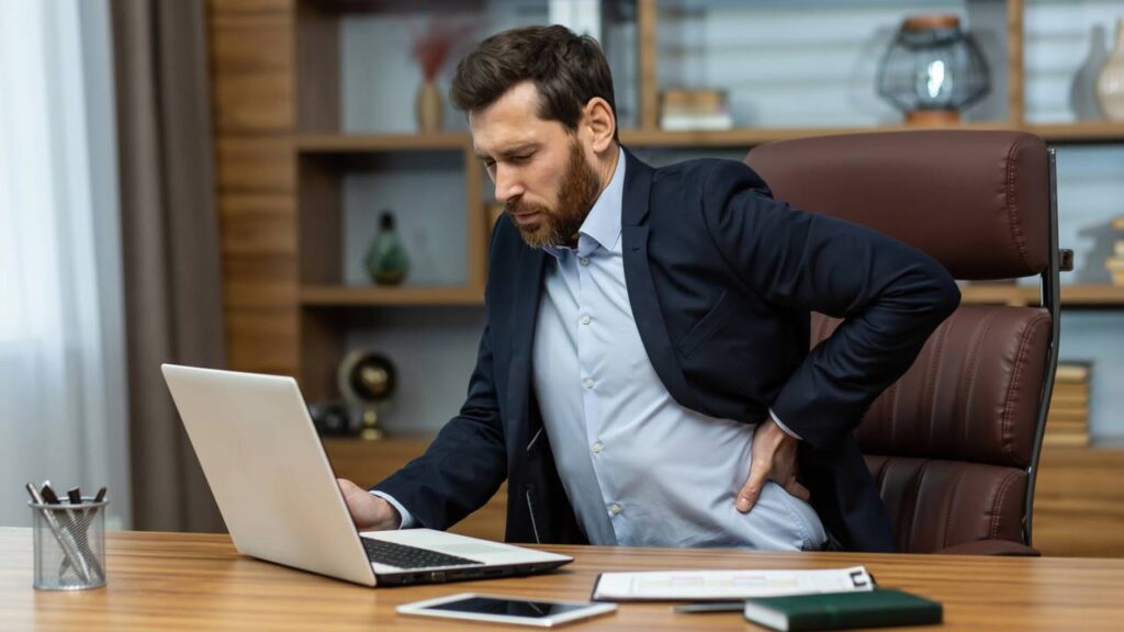 Esses movimentos simples com cadeira e mesa podem aliviar a dor nas costas e corrigir sua postura