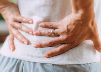 Exercícios leves e alongamentos feitos em casa ajudam a aliviar a dor lombar, melhorando a mobilidade e reduzindo a tensão na coluna