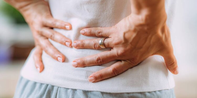 Exercícios leves e alongamentos feitos em casa ajudam a aliviar a dor lombar, melhorando a mobilidade e reduzindo a tensão na coluna