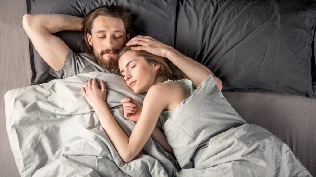 Você pode estar solteiro por dormir com muitos travesseiros, segundo Feng Shui