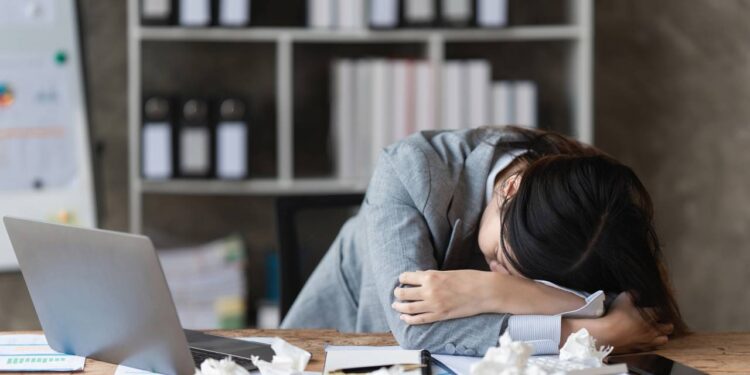 7 sinais de esgotamento emocional que você está ignorando todo dia