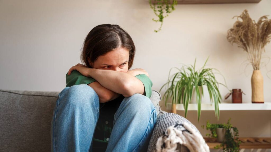 Esses 5 sinais de esgotamento emocional estão te avisando sem alarde