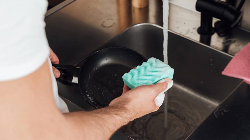 maneira correta de higienizar esponja de cozinha