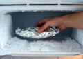 Remova gelo do freezer em minutos usando papel alumínio e muita economize energia